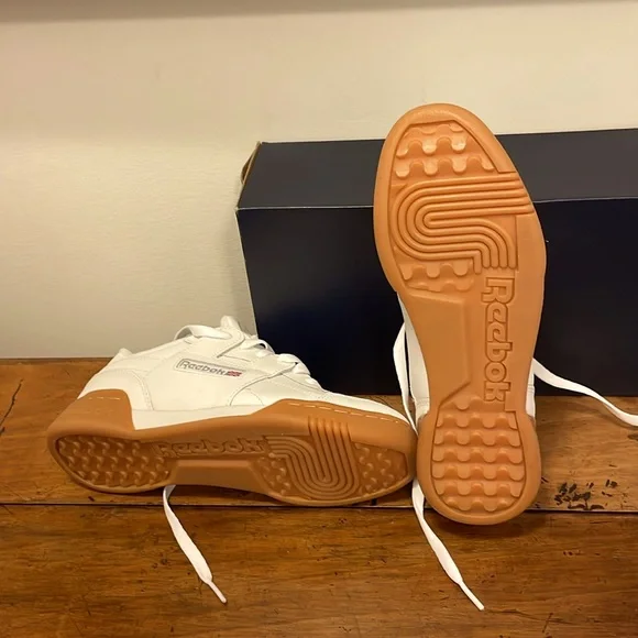 Reebok women’s/Youth. Never been worn. - Picture 3 of 5